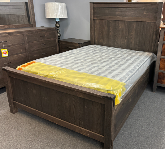 Queen Bed w/ 4 Drawer Platform Base