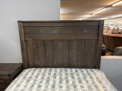 Queen Bed w/ 4 Drawer Platform Base